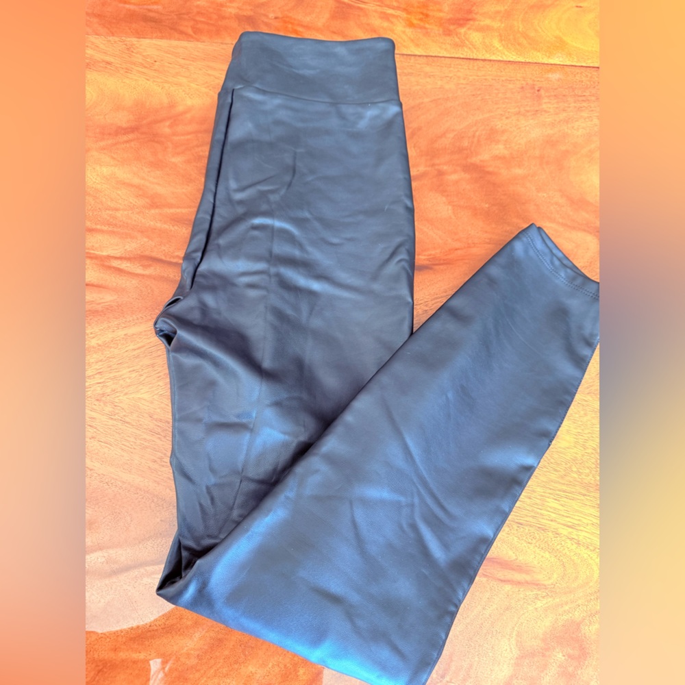 Abercrombie & Fitch Black Crewneck Top with White Label